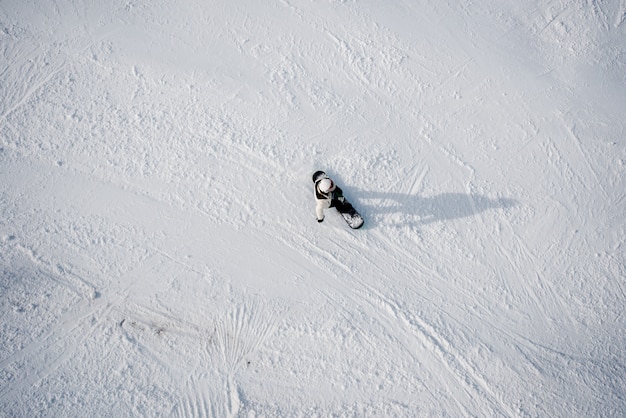 Vista superior de un snowboarder activo en las montañas de invierno.