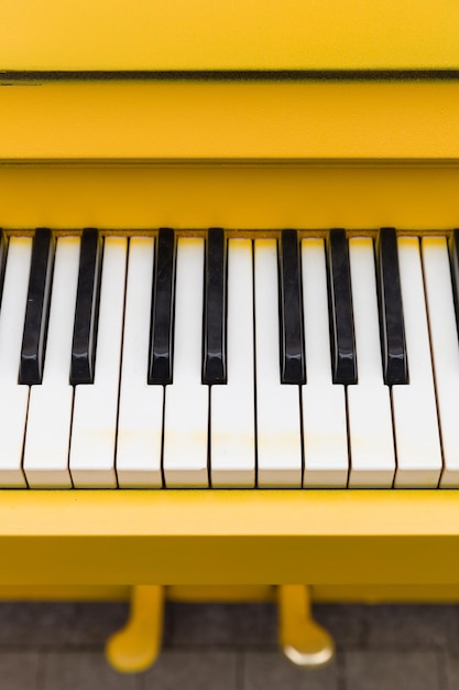 Vista superior sobre el concepto de música de piano amarillo