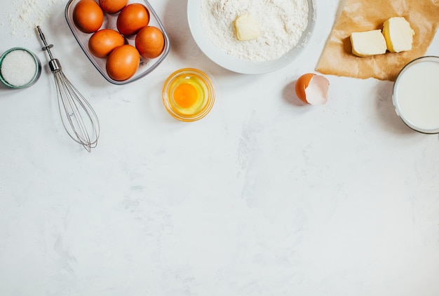 Vista superior sobre fondo claro con ingredientes para hacer masa