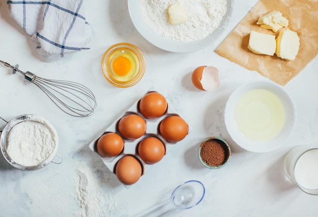 Vista superior sobre fondo claro con ingredientes para hacer masa