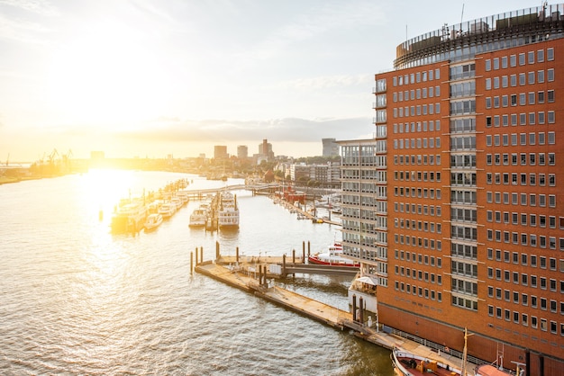 Vista superior sobre el río Elba con el enorme puerto de la ciudad de Hamburgo en Alemania