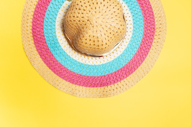 Foto vista superior del sombrero de verano de mujeres coloridas