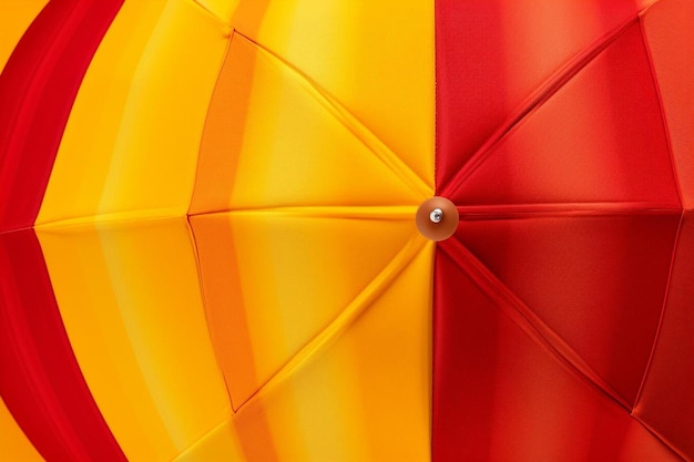 Vista superior de la sombrilla roja y amarilla para el verano.