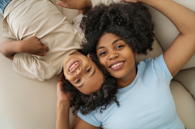 Foto vista superior sonriente madre y niño en el sofá