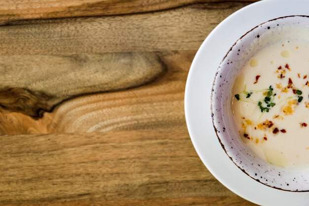 Foto vista superior en la sopa de apio al horno