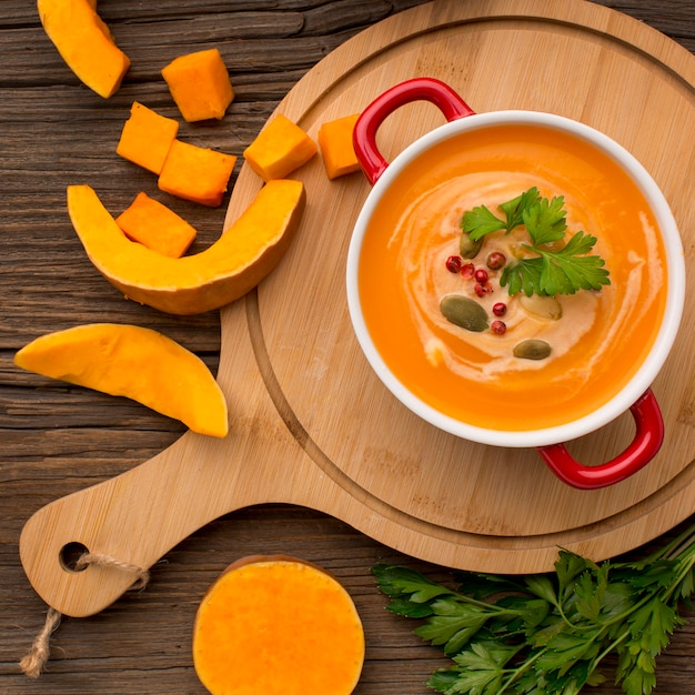 Foto vista superior de la sopa de calabaza de invierno con perejil en un tazón