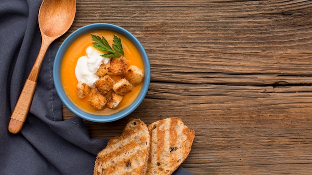 Foto vista superior de sopa de calabaza de invierno con picatostes y espacio de copia