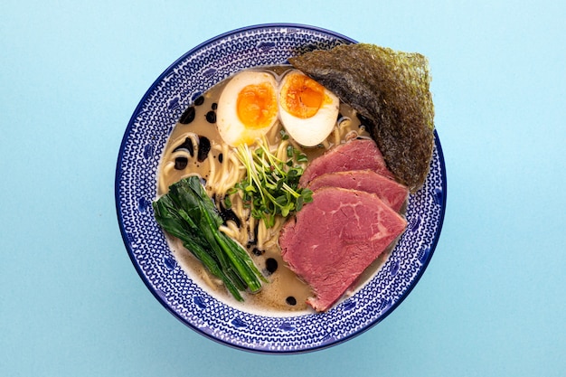 Vista superior de la sopa espesa de fideos ramen tori paitan con pastrami y huevos