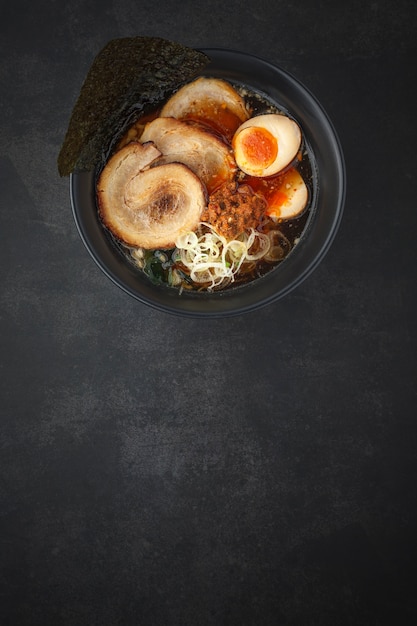 Vista superior de la sopa de fideos ramen asiática con Chashu