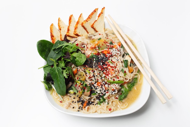 Vista superior de sopa de fideos ramen asiáticos con espinacas de tofu ahumado y champiñones