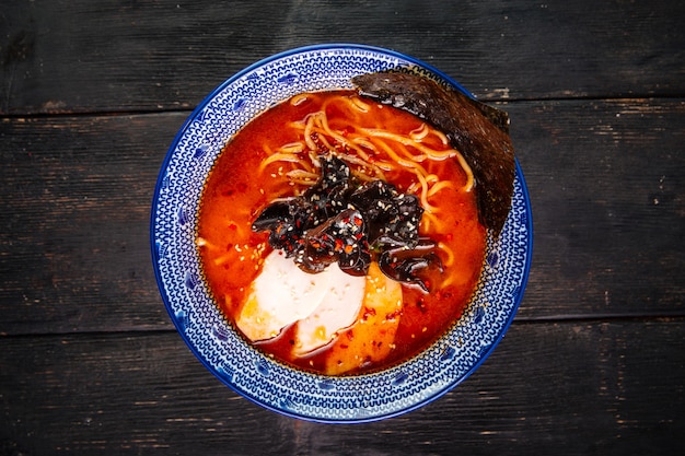 Vista superior de la sopa de fideos ramen picante de chile miso japonés con pechuga de pollo