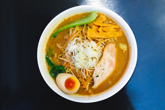 Vista superior de la sopa de hueso de cerdo ramen (Tonkotsu Ramen) con cerdo chashu