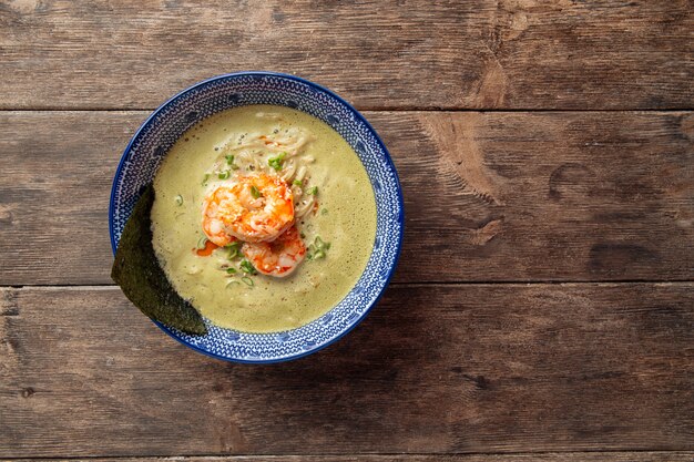 Vista superior de la sopa de ramen matcha con langostinos