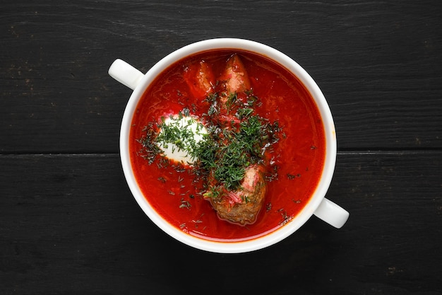 Vista superior de sopa de tomate caliente con costilla de ternera