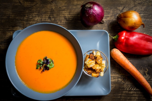 Foto vista superior de sopa de verduras con picatostes.