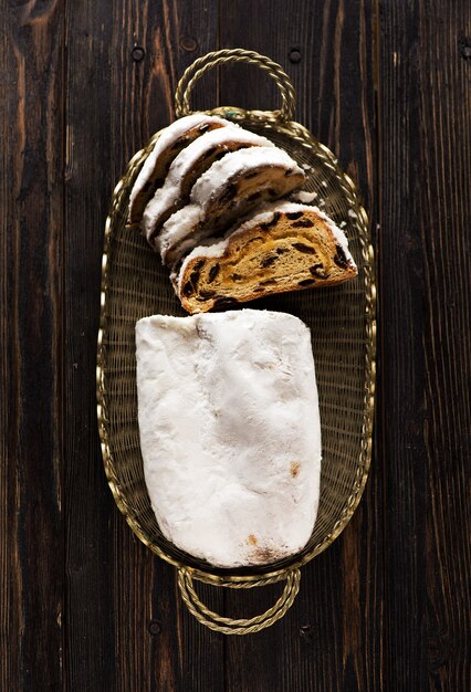 Foto vista superior de stollen de navidad, sobre fondo de madera