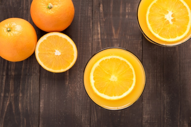 Vista superior suco de laranja na mesa de madeira