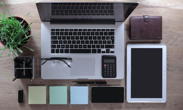 Foto vista superior de suministros de oficina y artículos de papelería en una mesa de madera