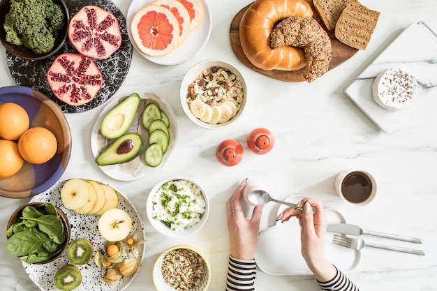 La vista superior de la súper comida en la mesa de mármol blanco Flat lay Variuos ingredientes vegetales y hea