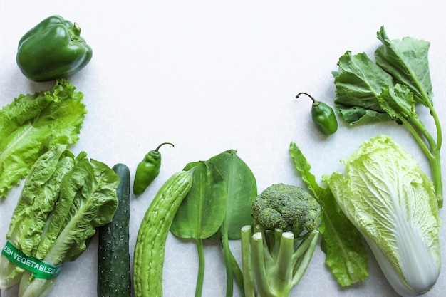 Vista superior del surtido de vegetales verdes aislado sobre fondo blanco con espacio de copia