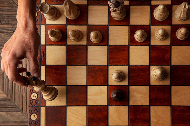 Foto vista superior tablero de ajedrez clásico bodegón