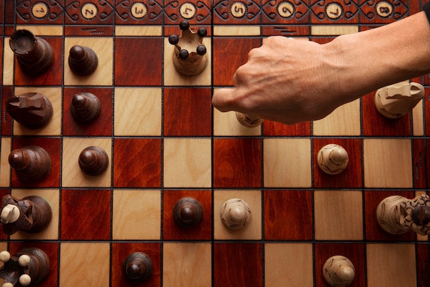 Foto vista superior tablero de ajedrez clásico bodegón