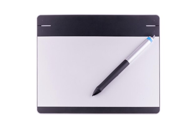 Vista superior de la tableta gráfica con bolígrafo aislado sobre fondo blanco para ilustradores, fotógrafos y diseñadores