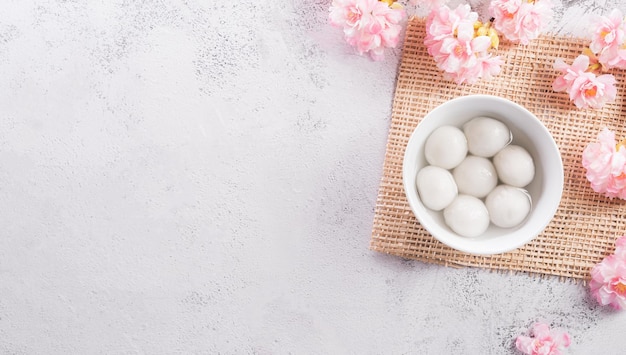 Vista superior de Tang Yuan (bolas de albóndigas dulces) sobre fondo de piedra. Cocina tradicional para el festival de los faroles, mediados de otoño, Dongzhi (festival del solsticio de invierno) y año nuevo chino.