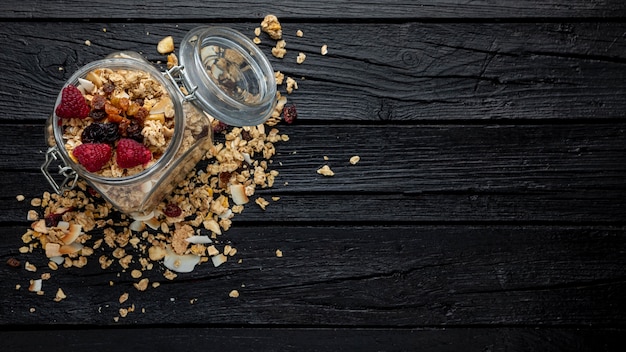 Foto vista superior del tarro con cereales para el desayuno y espacio de copia