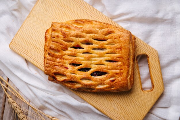 Vista superior de tartas de mermelada de bayas recién horneadas