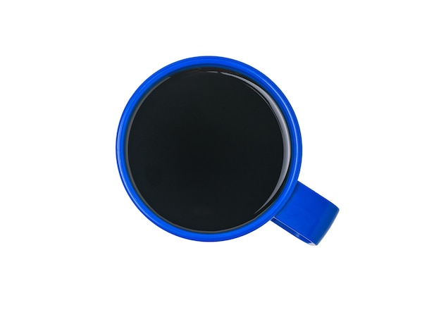 Vista superior de una taza azul con café negro aislado sobre una superficie blanca. Una bebida vigorizante popular.