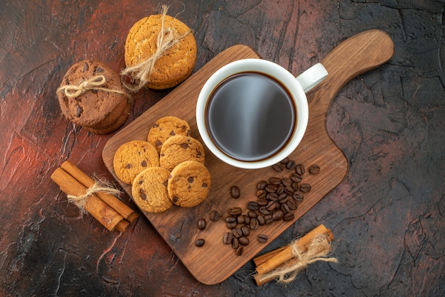 Vista superior de la taza de café con galletas sobre fondo oscuro de color mañana desayuno dulce ceremonia de frutas té cookie