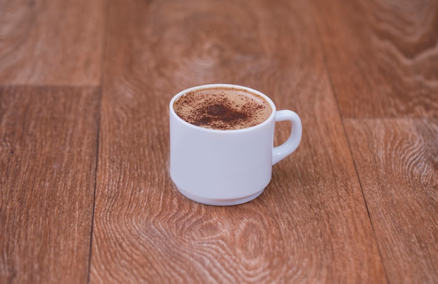 Vista superior de la taza de café en madera vieja