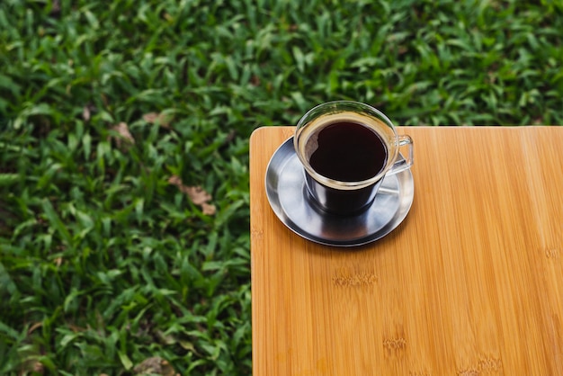 Vista superior taza de café en mesa de madera