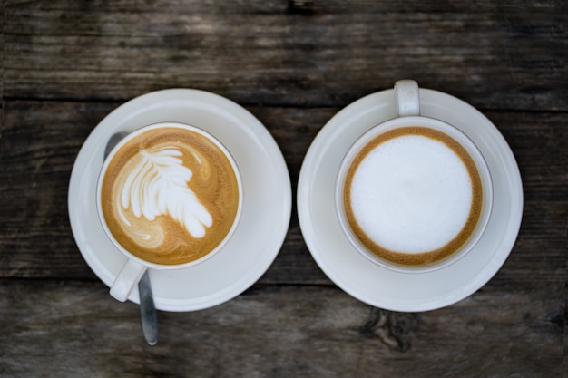 La vista superior en una taza de café en una mesa de madera