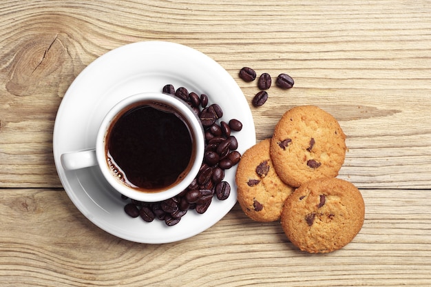 Vista superior de la taza de café y plato de galletas de chocolate