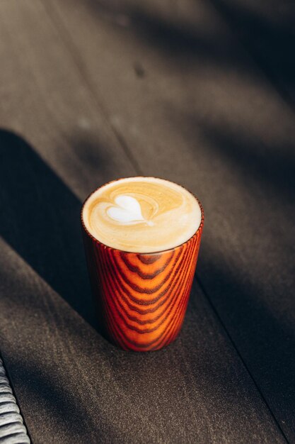 Vista superior de la taza de delicioso café en la mesa de madera rústica