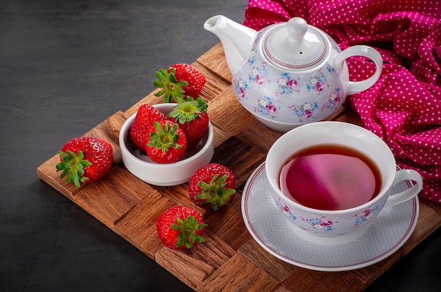 Vista superior de la taza de té con fresas enteras