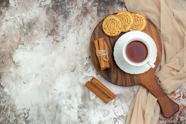 Vista superior taza de té con galletas dulces en el color de fondo claro ceremonia pastel azúcar romper galleta café