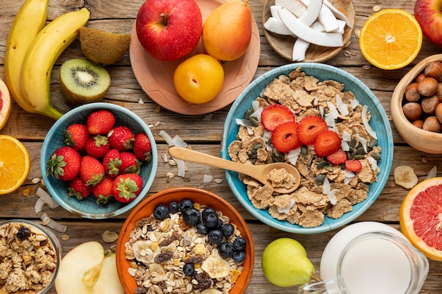 Foto vista superior del tazón con variedad de frutas y cereales para el desayuno