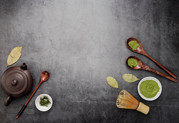 Foto vista superior de té matcha con tetera y cucharas de madera