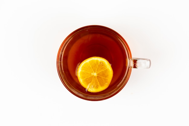 Vista superior de té en taza con hojas de menta y limón aislado sobre fondo blanco.