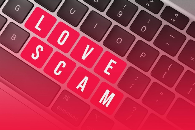 Vista superior del teclado de la computadora con texto LOVE SCAM