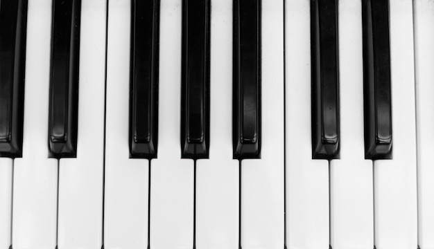 Foto vista superior del teclado del piano sintetizadorteclado midi electrónico profesional con teclas en blanco y negro