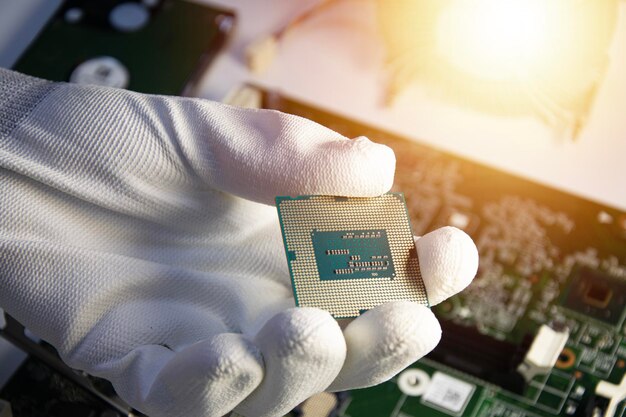 Vista superior de un técnico con la CPU en la mano concepto de chip de procesamiento de IA
