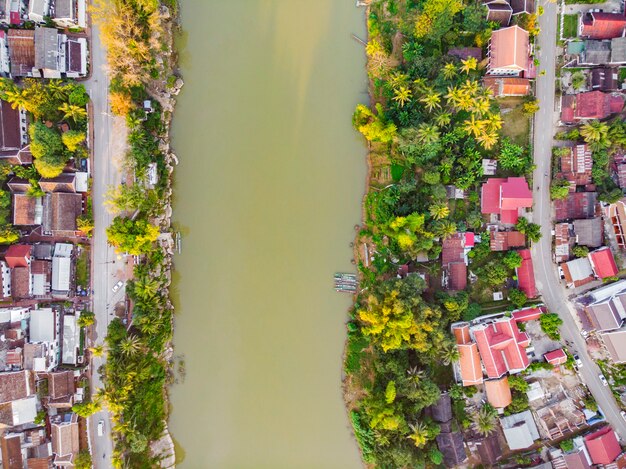 Vista superior de los tejados rojos de la ciudad y el río verde Luang Prabang Laos. La ciudad es un sitio del patrimonio de la UNESCO.