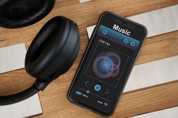 Foto vista superior del teléfono inteligente con música y auriculares para podcasting