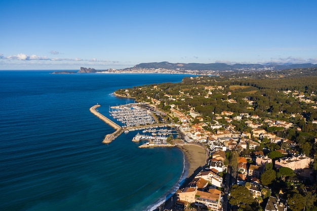 Vista superior del terraplén y el pueblo de Saint-cyr-sur-mer, Francia