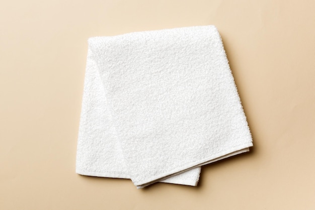 Foto vista superior de toallas blancas con espacio de copia sobre fondo de color