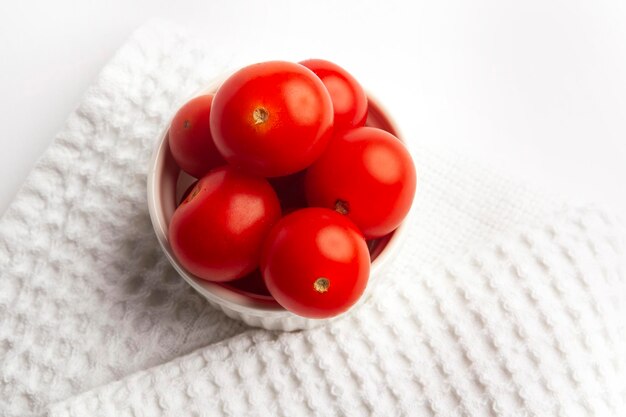 Vista superior de tomates cherry en un tazón